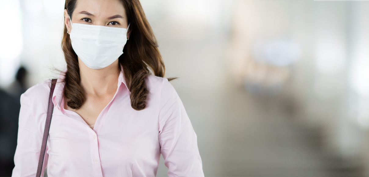 Frau mit Maske